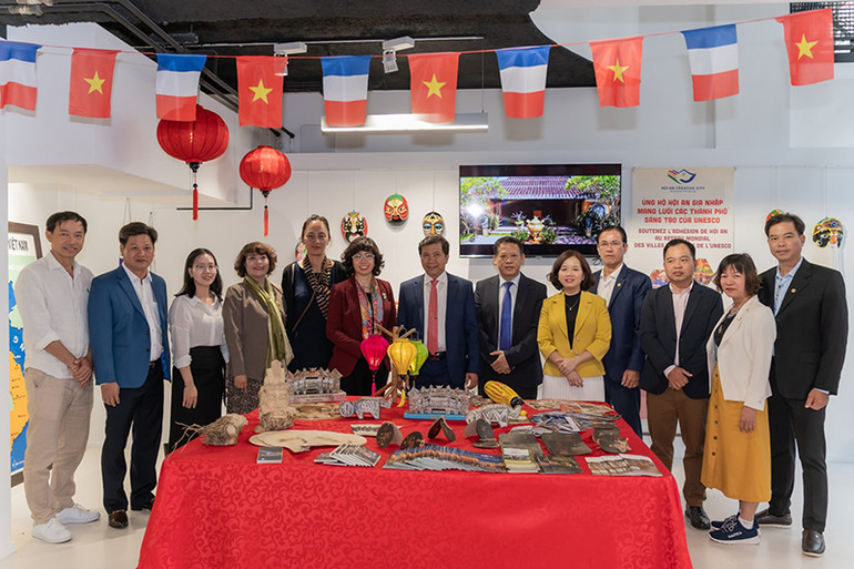 Chủ tịch UBND thành phố Hội An Nguyễn Văn Sơn và Đại sứ, Trưởng phái đoàn Việt Nam bên cạnh UNESCO Lê Thị Hồng Vân tham dự các hoạt động quảng bá những giá trị đặc sắc của địa phương từ nghệ thuật dân gian cho tới các làng nghề truyền thống. (Ảnh: Minh Duy)