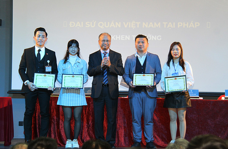 Đại sứ Đinh Toàn Thắng trao bằng khen cho các thành viên của UEVF có nhiều đóng góp cho công tác thanh niên, sinh viên Việt Nam tại Pháp. (Ảnh: MINH DUY)