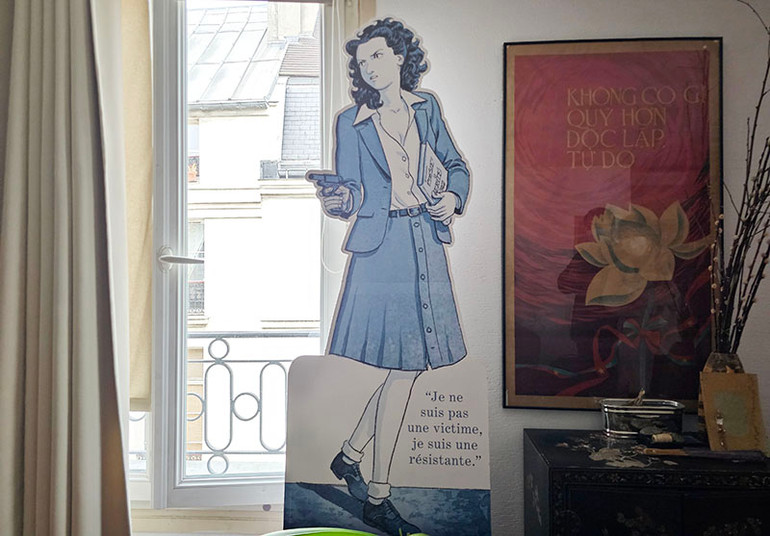 Bức tranh với dòng chữ “Không có gì quý hơn độc lập, tự do”, câu nói bất hủ của Chủ tịch Hồ Chí Minh, được bà Madeleine Riffaud treo trang trọng ở giữa nhà nhiều năm qua. (Ảnh: Khải Hoàn) Bức tranh với dòng chữ “Không có gì quý hơn độc lập, tự do”, câu nói bất hủ của Chủ tịch Hồ Chí Minh, được bà Madeleine Riffaud treo trang trọng ở giữa nhà nhiều năm qua. (Ảnh: Khải Hoàn)