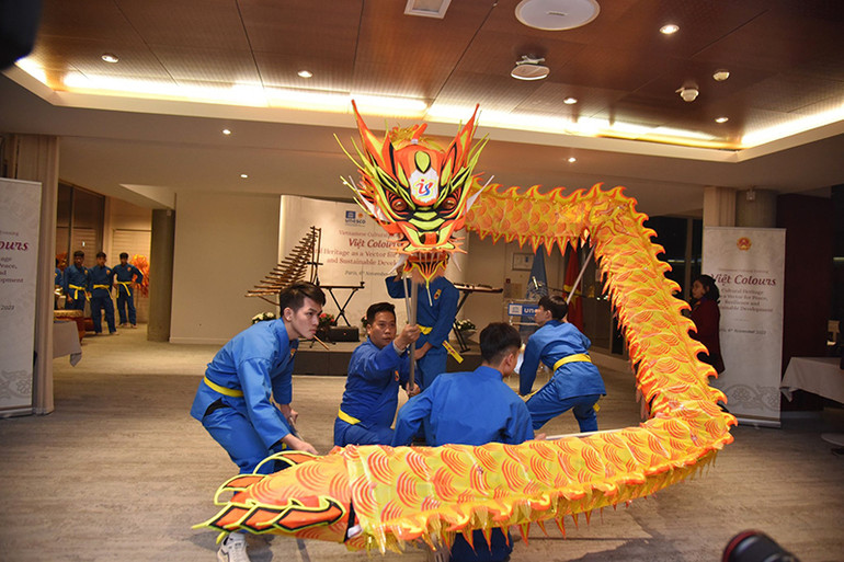 Màn múa rồng của người Việt, dù ở bất cứ nơi đâu trên thế giới cũng luôn tự hào về nguồn gốc “con cháu Rồng cháu Tiên”. Hai địa danh nổi tiếng của Việt Nam trong danh sách Di sản Văn hóa và Thiên nhiên Thế giới đều có tên gắn liền với hình ảnh con rồng: Thành cổ Thăng Long và vịnh Hạ Long. (Ảnh: Minh Duy) Màn múa rồng của người Việt, dù ở bất cứ nơi đâu trên thế giới cũng luôn tự hào về nguồn gốc “con cháu Rồng cháu Tiên”. Hai địa danh nổi tiếng của Việt Nam trong danh sách Di sản Văn hóa và Thiên nhiên Thế giới đều có tên gắn liền với hình ảnh con rồng: Thành cổ Thăng Long và vịnh Hạ Long. (Ảnh: Minh Duy)