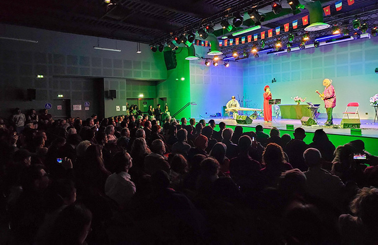 Chương trình nghệ thuật đặc sắc ba miền đất nước được thế hiện qua giọng hát của ca sĩ Hương Thanh, kết hợp cùng nghệ sĩ ghi-ta Nguyên Lê và nghệ sĩ đàn tranh người Nhật Mieko Miyazaki là điểm nhấn đặc sắc tại lễ kỷ niệm. (Ảnh: Minh Duy) Chương trình nghệ thuật đặc sắc ba miền đất nước được thế hiện qua giọng hát của ca sĩ Hương Thanh, kết hợp cùng nghệ sĩ ghi-ta Nguyên Lê và nghệ sĩ đàn tranh người Nhật Mieko Miyazaki là điểm nhấn đặc sắc tại lễ kỷ niệm. (Ảnh: Minh Duy)