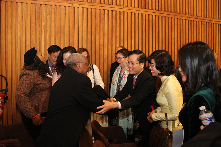 Đại diện các nước thành viên chúc mừng Việt Nam trúng cử. (Ảnh: Khải Hoàn)