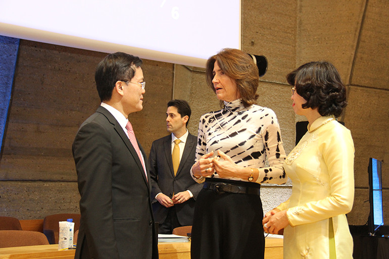 Bà Paula Alves de Souza, Chủ tịch Kỳ họp Đại hội đồng lần thứ 24 Công ước Di sản thế giới Paula Alves de Souza, chúc mừng Thứ trưởng Ngoại giao Hà Kim Ngọc và Đại sứ Lê Thị Hồng Vân sau khi công bố kết quả bỏ phiếu. (Ảnh: Khải Hoàn)