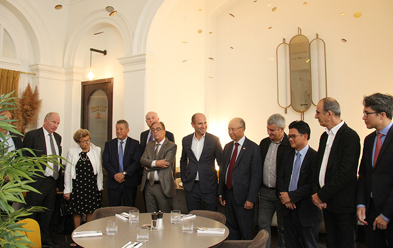 Đại sứ Đinh Toàn Thắng trao đổi các doanh nghiệp tại Corse về tiềm năng hợp tác trên các lĩnh vực có thế mạnh của mỗi bên như: năng lượng sạch, kinh tế biển, du lịch.