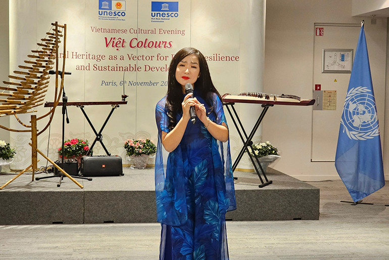 “Sắc màu Việt” mang đến một khung cảnh đặc biệt tại UNESCO để khám phá văn hóa Việt Nam thông qua một số làn điệu dân ca trong đó có Quan họ Bắc Ninh được UNESCO công nhận là di sản văn hoá phi vật thể đại diện của nhân loại năm 2009. (Ảnh: Minh Duy) “Sắc màu Việt” mang đến một khung cảnh đặc biệt tại UNESCO để khám phá văn hóa Việt Nam thông qua một số làn điệu dân ca trong đó có Quan họ Bắc Ninh được UNESCO công nhận là di sản văn hoá phi vật thể đại diện của nhân loại năm 2009. (Ảnh: Minh Duy)