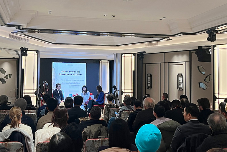 Các thế hệ người Việt tại Pháp tham dự cuộc tọa đàm. (Ảnh: Khải Hoàn)