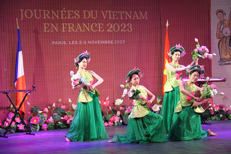 Tiết mục "Múa tắm sen" do Vũ đoàn Đông Đô thể hiện, giới thiệu nét đẹp và duyên dáng của những cô gái Việt Nam. (Ảnh: Minh Duy)