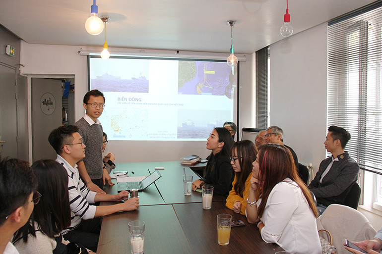 Nhiều hoạt động quảng bá đất nước đã được tổ chức tại Foyer Vietnam, như buổi giới thiệu về Trường Sa-Hoàng Sa của Việt Nam vào ngày 12/10/2019. (Ảnh: Khải Hoàn) Nhiều hoạt động quảng bá đất nước đã được tổ chức tại Foyer Vietnam, như buổi giới thiệu về Trường Sa-Hoàng Sa của Việt Nam vào ngày 12/10/2019. (Ảnh: Khải Hoàn)