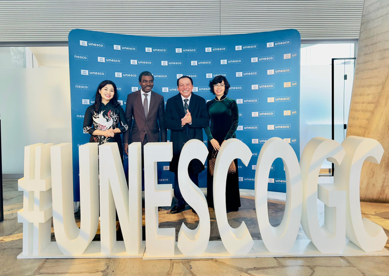 Bộ trưởng Nguyễn Văn Hùng gặp ông Lazare Eloundou Assomo, Giám đốc Trung tâm Di sản Thế giới. Tham dự các hoạt động của Bộ trưởng Nguyễn Văn Hùng có Đại sứ, Trưởng Phái đoàn thường trực Việt Nam bên cạnh UNESCO.