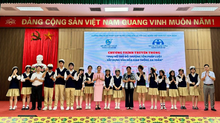Ban Tổ chức trao mũ bảo hiểm đạt chuẩn tặng các em học sinh.