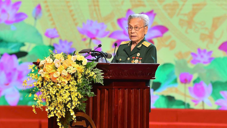 Bác Lê Văn Tính, nguyên chiến sĩ Trung đoàn 102 (Trung đoàn Thủ đô) chia sẻ cảm xúc tại buổi gặp mặt. (Ảnh: Thủy Nguyên)