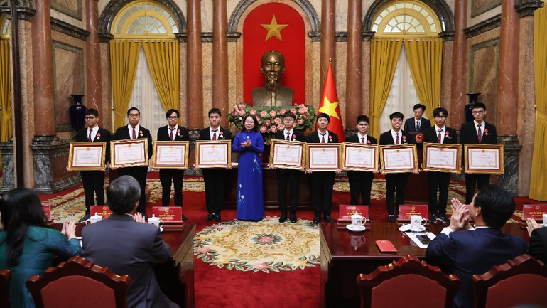 Phó Chủ tịch nước Võ Thị Ánh Xuân trao Huân chương Lao động tặng các em học sinh.