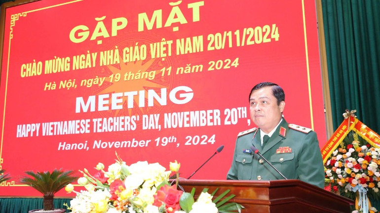 Chính ủy Học viện Quốc phòng Đỗ Văn Bảnh trình bày diễn văn nhân dịp 20/11.