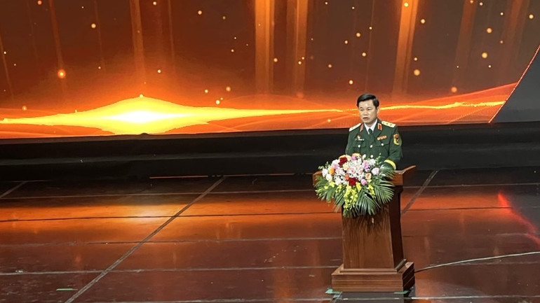 Trung tướng Đỗ Xuân Tụng, Phó Chủ nhiệm Tổng cục Chính trị Quân đội nhân dân Việt Nam phát biểu tại buổi lễ.