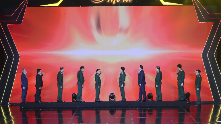 Các đồng chí lãnh đạo bấm nút khai trương cơ sở dữ liệu về xử lý vi phạm hành chính.