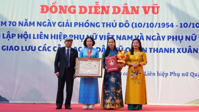 Tiến sĩ Lê Doãn Hợp, nguyên Bộ trưởng Thông tin và Truyền thông, Chủ tịch Hội đồng xác lập Tổ chức Kỷ lục Việt Nam trao bằng xác lập Kỷ lục Việt Nam cho các đồng chí lãnh đạo Hội Liên hiệp Phụ nữ thành phố Hà Nội.