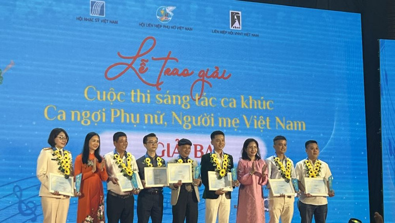 Ban Tổ chức trao giải cho các tác phẩm xuất sắc trong cuộc thi.