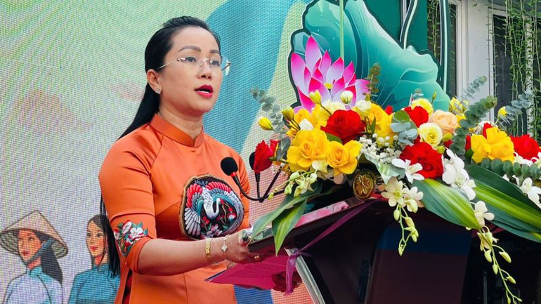 Phó Chủ tịch Hội Liên hiệp Phụ nữ thành phố Hà Nội Phạm Thị Mỹ Hoa phát biểu khai mạc. Phó Chủ tịch Hội Liên hiệp Phụ nữ thành phố Hà Nội Phạm Thị Mỹ Hoa phát biểu khai mạc.