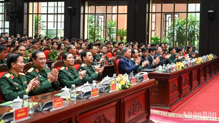 Tổng Bí thư Tô Lâm cùng các đồng chí lãnh đạo Đảng, Nhà nước và các đại biểu dự gặp mặt. (Ảnh: DUY LINH) Tổng Bí thư Tô Lâm cùng các đồng chí lãnh đạo Đảng, Nhà nước và các đại biểu dự gặp mặt. (Ảnh: DUY LINH)