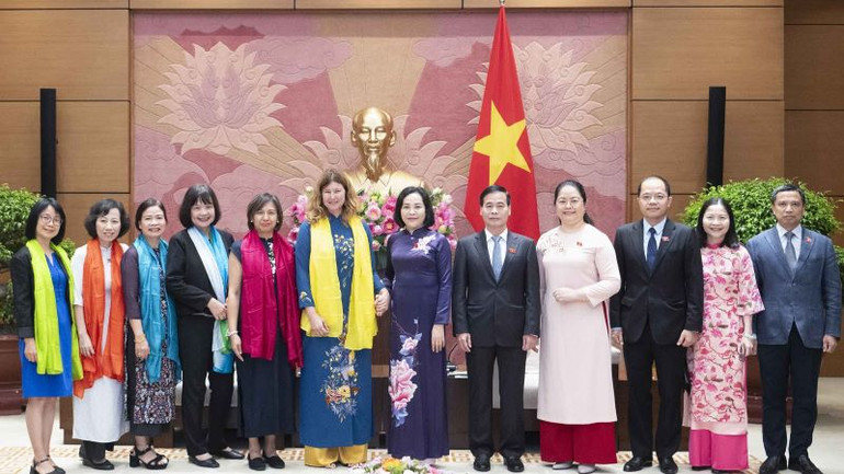 Các đại biểu tham dự cùng chụp ảnh lưu niệm.