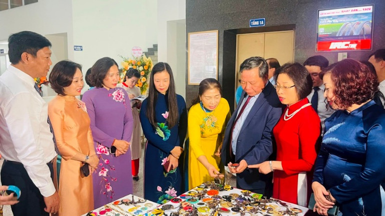 Các đại biểu tham quan gian hàng trưng bày.