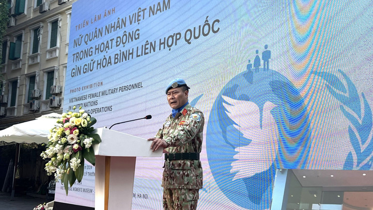 Đại tá Mạc Đức Trọng, Phó Cục trưởng Cục Gìn giữ hòa bình Việt Nam phát biểu tại buổi lễ. Đại tá Mạc Đức Trọng, Phó Cục trưởng Cục Gìn giữ hòa bình Việt Nam phát biểu tại buổi lễ.