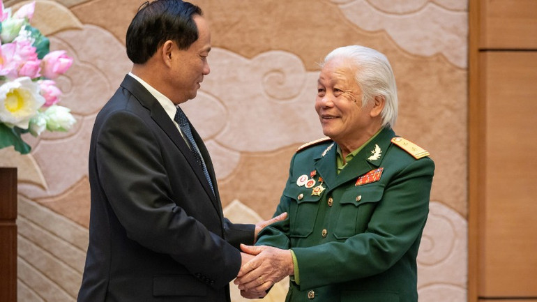 Phó Chủ tịch Quốc hội Trần Quang Phương bày tỏ niềm xúc động khi gặp mặt các đại biểu cựu chiến binh. Phó Chủ tịch Quốc hội Trần Quang Phương bày tỏ niềm xúc động khi gặp mặt các đại biểu cựu chiến binh.