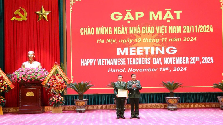 Trung tướng Bùi Huy Biết, Phó Chính ủy Học viện đón nhận Bằng khen của Bộ Quốc phòng.