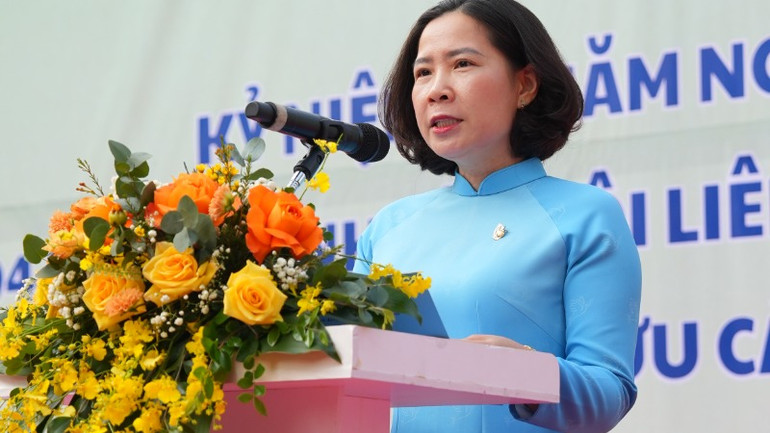 Chủ tịch Hội Liên hiệp Phụ nữ thành phố Hà Nội Lê Kim Anh phát biểu khai mạc chương trình.