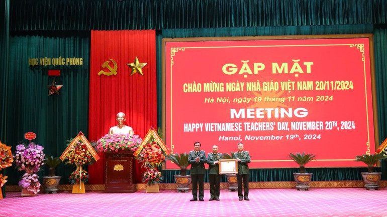 Thừa ủy quyền của Chủ tịch nước, Chính ủy Học viện Quốc phòng Đỗ Văn Bảnh trao Huân chương Bảo vệ Tổ quốc hạng Ba tặng Khoa Lý luận Mác-Lênin.