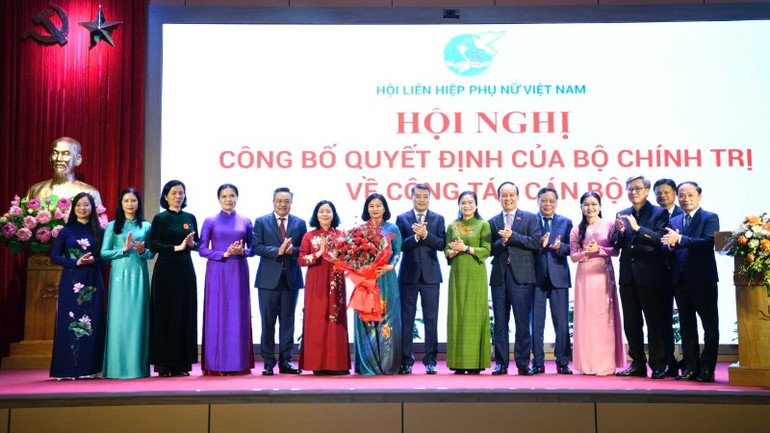 Lãnh đạo Ban Tổ chức Trung ương, Thành ủy Hà Nội và Thường trực Đoàn Chủ tịch Trung ương Hội chúc mừng đồng chí Nguyễn Thị Tuyến. Lãnh đạo Ban Tổ chức Trung ương, Thành ủy Hà Nội và Thường trực Đoàn Chủ tịch Trung ương Hội chúc mừng đồng chí Nguyễn Thị Tuyến.