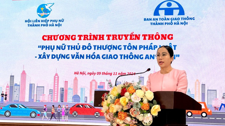 Phó Chủ tịch Hội Liên hiệp Phụ nữ thành phố Hà Nội Phạm Thị Mỹ Hoa phát biểu.