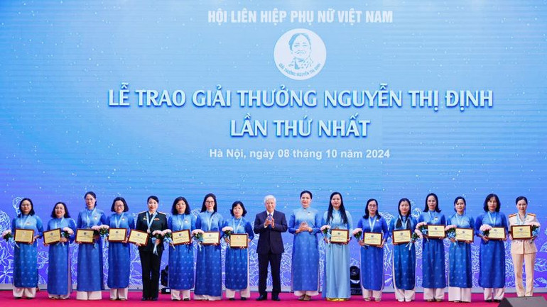 Vinh danh cán bộ Hội Phụ nữ nhận Giải thưởng Nguyễn Thị ĐỊnh.