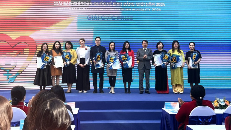 Nhóm tác giả Báo Nhân Dân đoạt giải C ở thể loại báo điện tử.