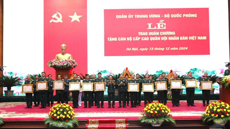 Thượng tướng Trịnh Văn Quyết và Đại tướng Nguyễn Tân Cương trao Huân chương Bảo vệ Tổ quốc tặng các đồng chí chỉ huy cơ quan, đơn vị.