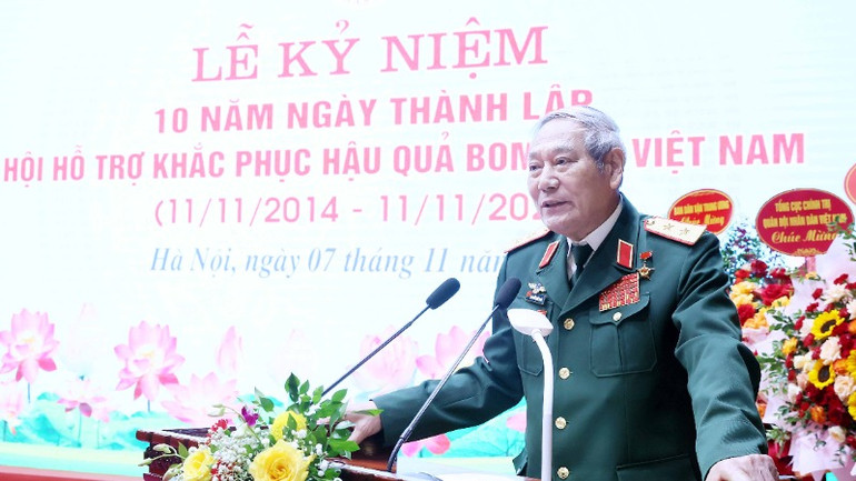 Chủ tịch Hội Hỗ trợ khắc phục hậu quả bom, mìn Việt Nam Nguyễn Đức Soát đọc diễn văn tại buổi lễ.