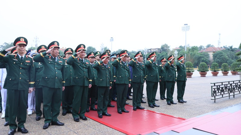 Đoàn đại biểu Quân ủy Trung ương, Bộ Quốc phòng thành kính tưởng niệm Chủ tịch Hồ Chí Minh.