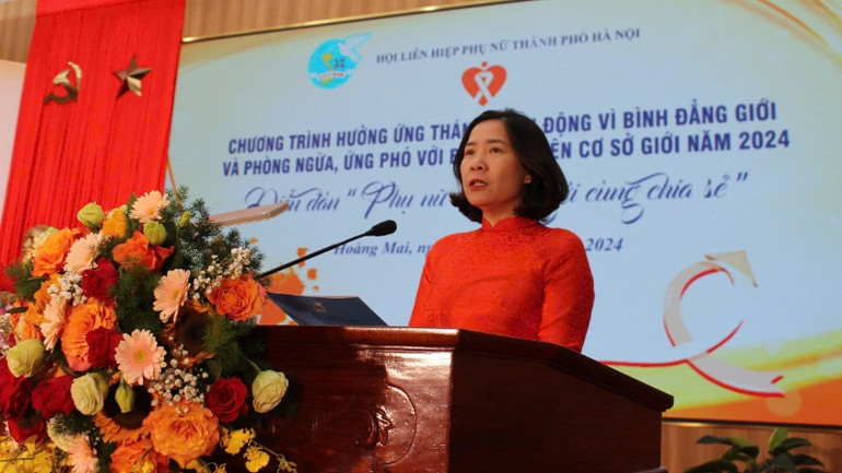 Chủ tịch Hội Liên hiệp Phụ nữ thành phố Hà Nội Lê Kim Anh phát biểu tại chương trình.