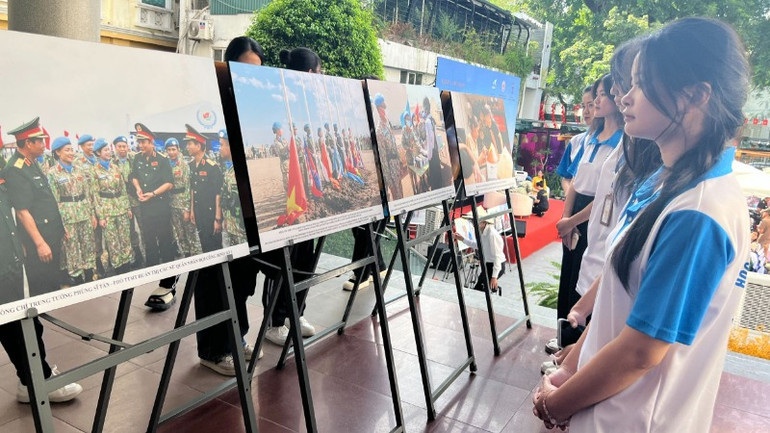 Các bạn sinh viên đến tham quan triển lãm. Các bạn sinh viên đến tham quan triển lãm.