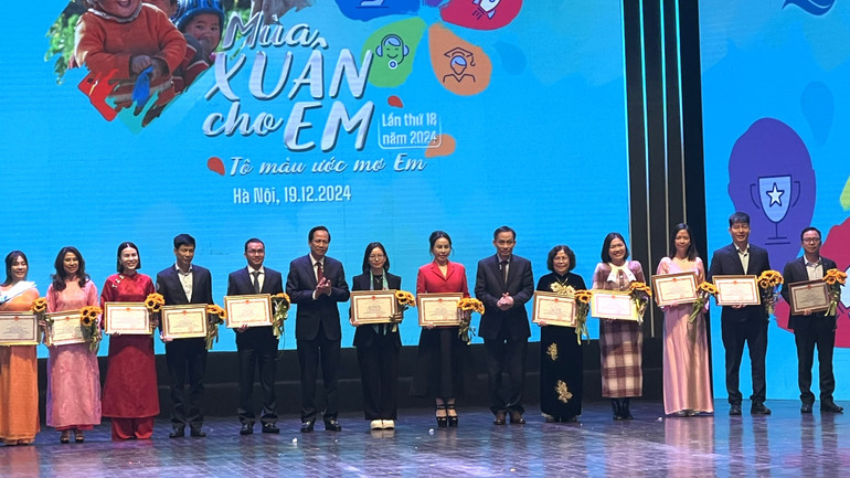 Biểu dương các tập thể, cá nhân có thành tích xuất sắc trong công tác bảo vệ, chăm sóc trẻ em năm 2024.