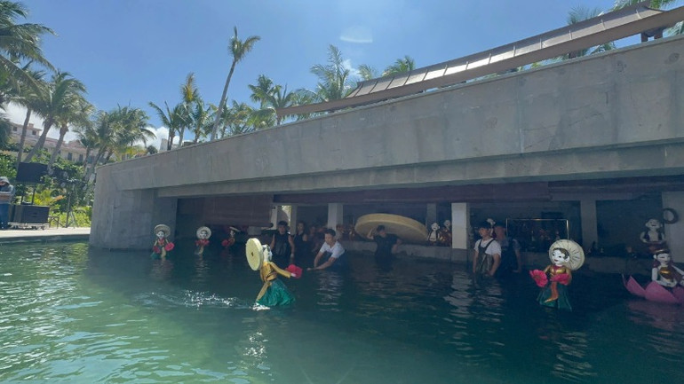 Các nghệ sĩ say sưa với nghề đến quên ăn, quên ngủ.