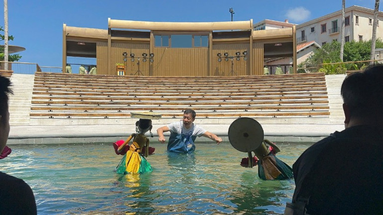 Bao năm qua, họ đã say sưa, khóc cười cùng nhân vật.