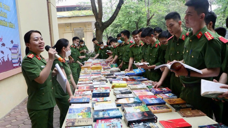 Học viên được giới thiệu, hướng dẫn tiếp cận các tác phẩm một cách kỹ lưỡng.