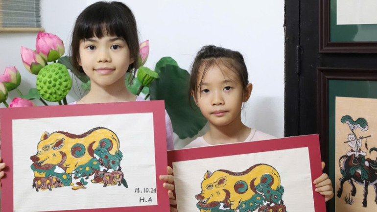 Các em nhỏ rất thích sự kết hợp của tranh dân gian với sắc màu tươi mới.