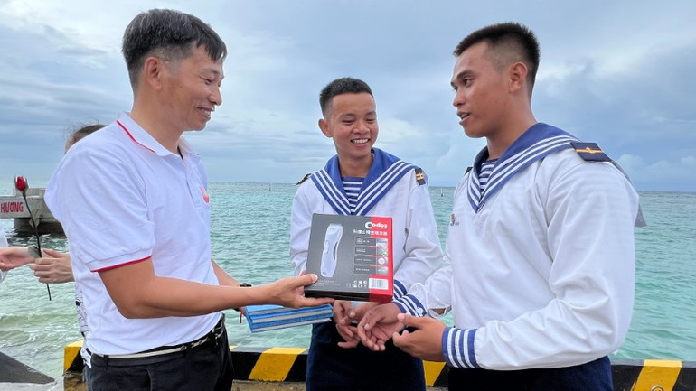 Kỹ sư Trần Vũ Thành tặng quà cho bộ đội ở đảo xa.