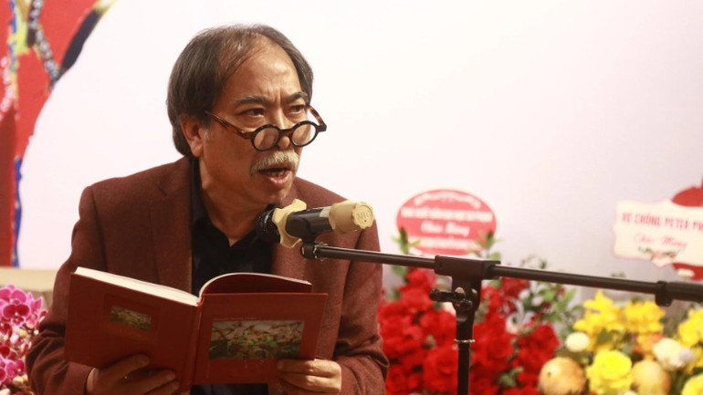 Chủ tịch Hội Nhà văn Việt Nam tự trình bày một trích đoạn tác phẩm của mình. Chủ tịch Hội Nhà văn Việt Nam tự trình bày một trích đoạn tác phẩm của mình.