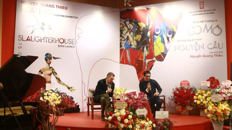 Nhà thơ Mỹ Bruce Weigl dành nhiều lời khen cho trường ca "Lò mổ". Nhà thơ Mỹ Bruce Weigl dành nhiều lời khen cho trường ca "Lò mổ".