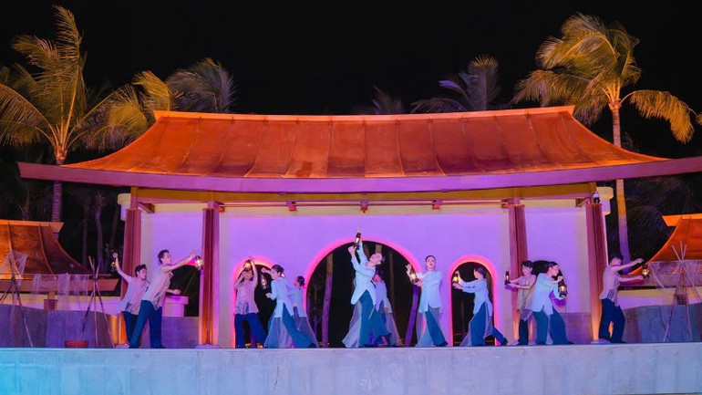 Các nghệ sĩ kết hợp biểu diễn nghệ thuật với múa rối nước.