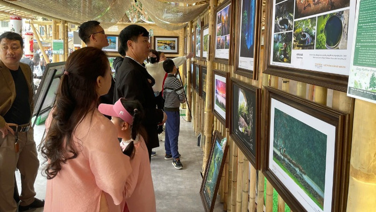 Vẻ đẹp đất nước, con người Việt Nam qua triển lãm ảnh.