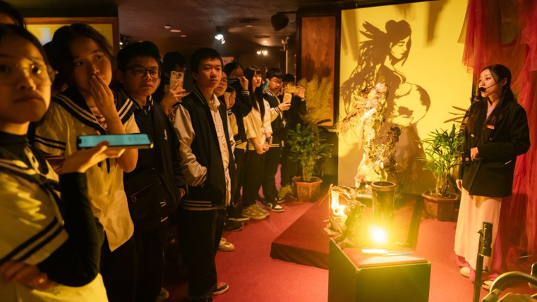 Học sinh mê mẩn trước nghệ thuật điêu khắc ánh sáng.